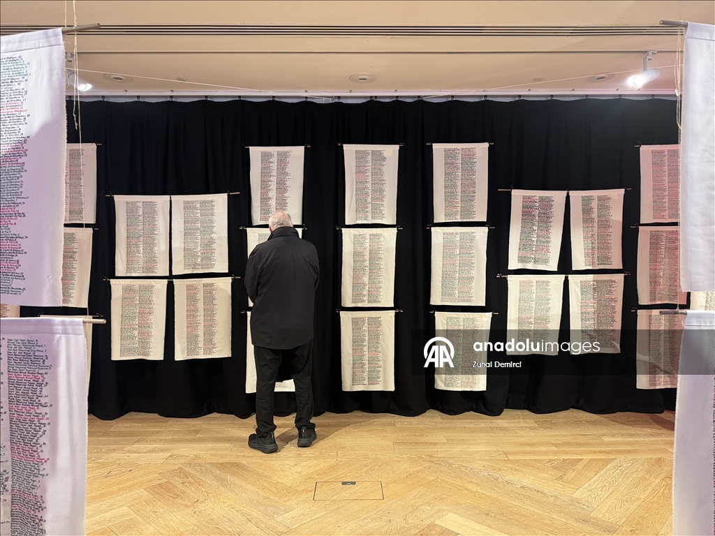 لندن.. نقوش تطريز تخلّد أسماء ضحايا الإبادة الإسرائيلية في غزة