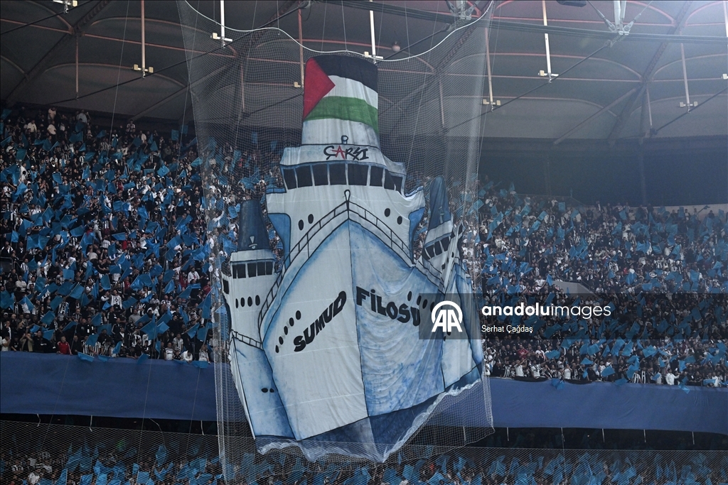 اعلام فلسطين حاضرة "ديربي إسطنبول" بين فنربهتشة و بشيكطاش