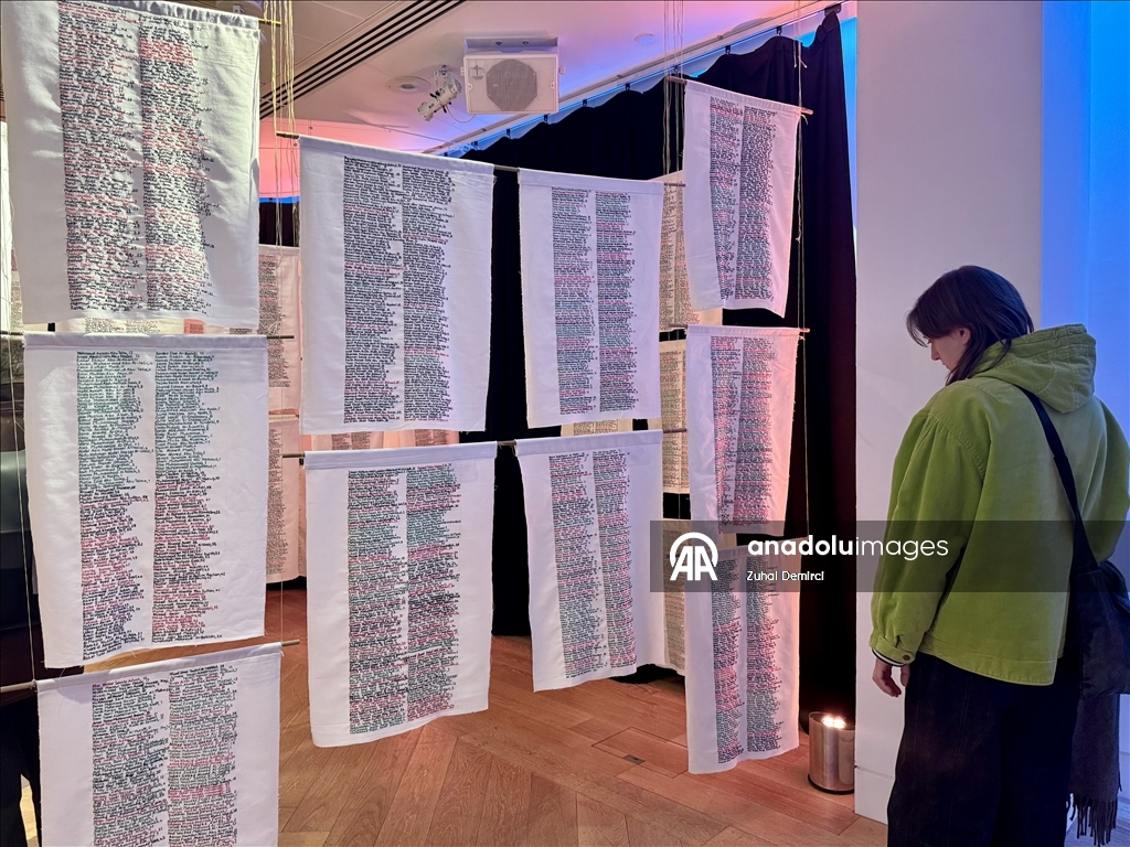 لندن.. نقوش تطريز تخلّد أسماء ضحايا الإبادة الإسرائيلية في غزة