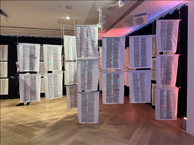 لندن.. نقوش تطريز تخلّد أسماء ضحايا الإبادة الإسرائيلية في غزة