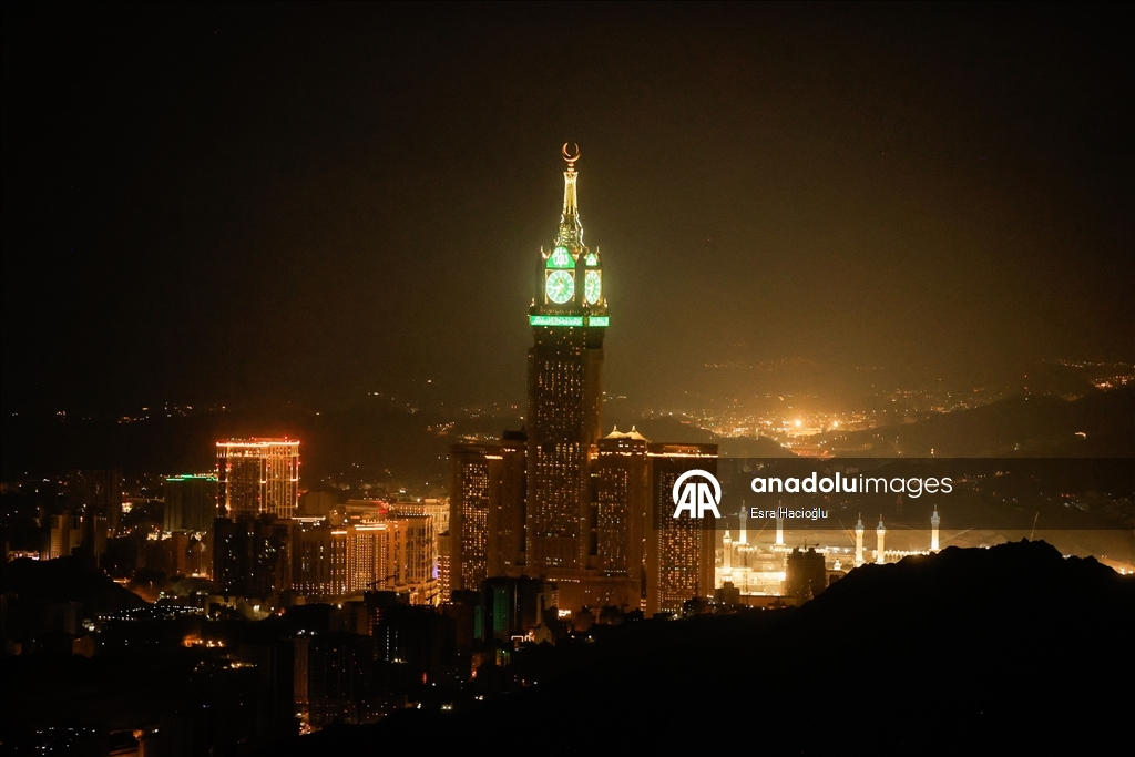 على خطى النبي.. مسلمون في رحلة روحية من مكة إلى المدينة