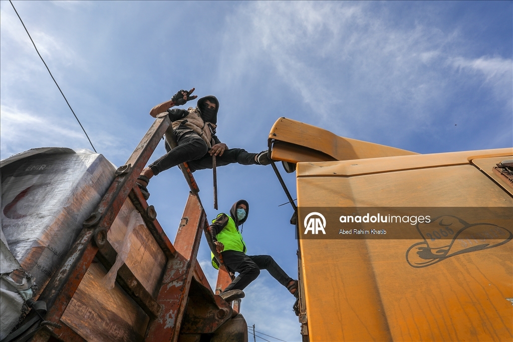 Грузовики с гуманпомощью въезжают в Газу по условиям перемирия