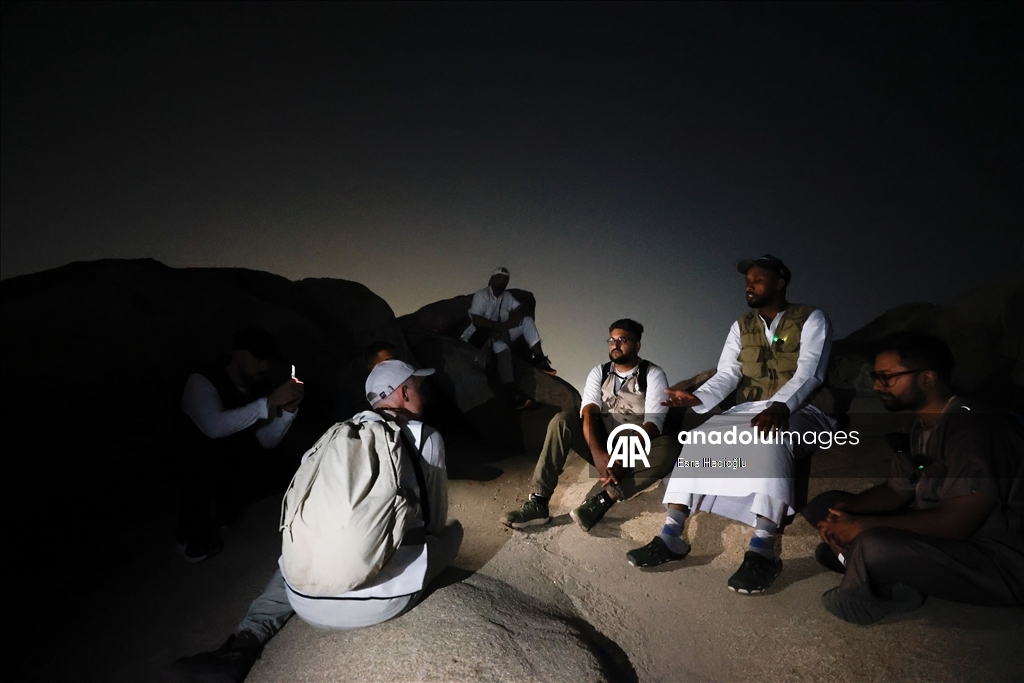 على خطى النبي.. مسلمون في رحلة روحية من مكة إلى المدينة