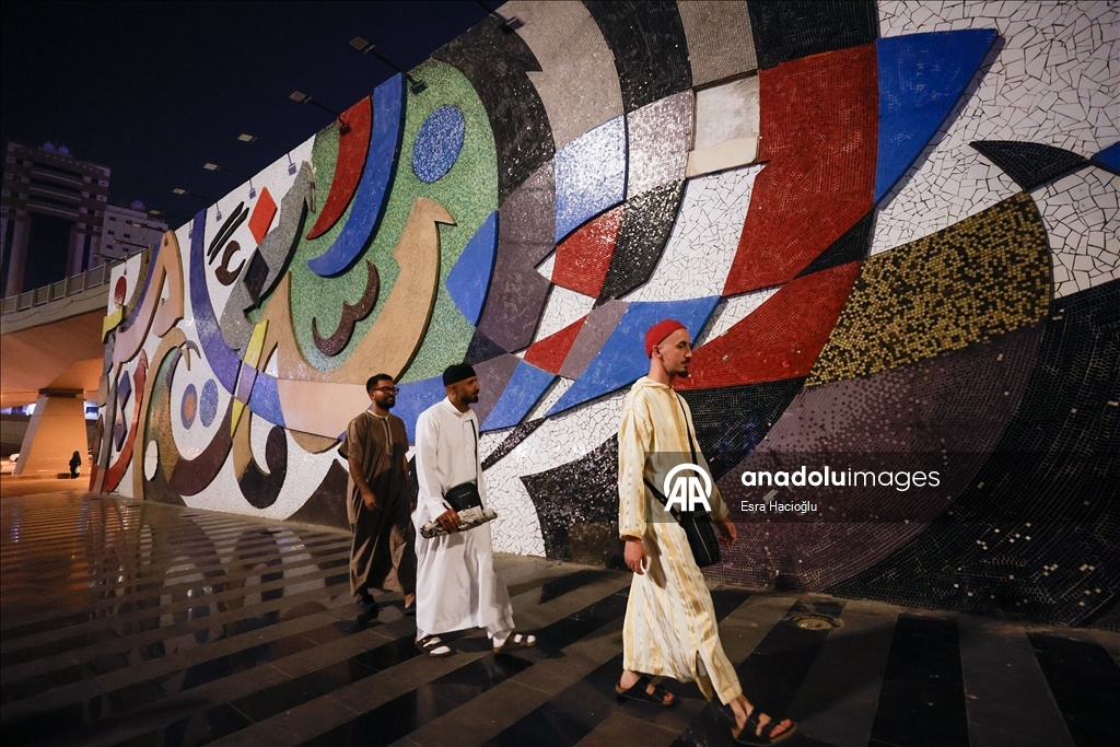 على خطى النبي.. مسلمون في رحلة روحية من مكة إلى المدينة