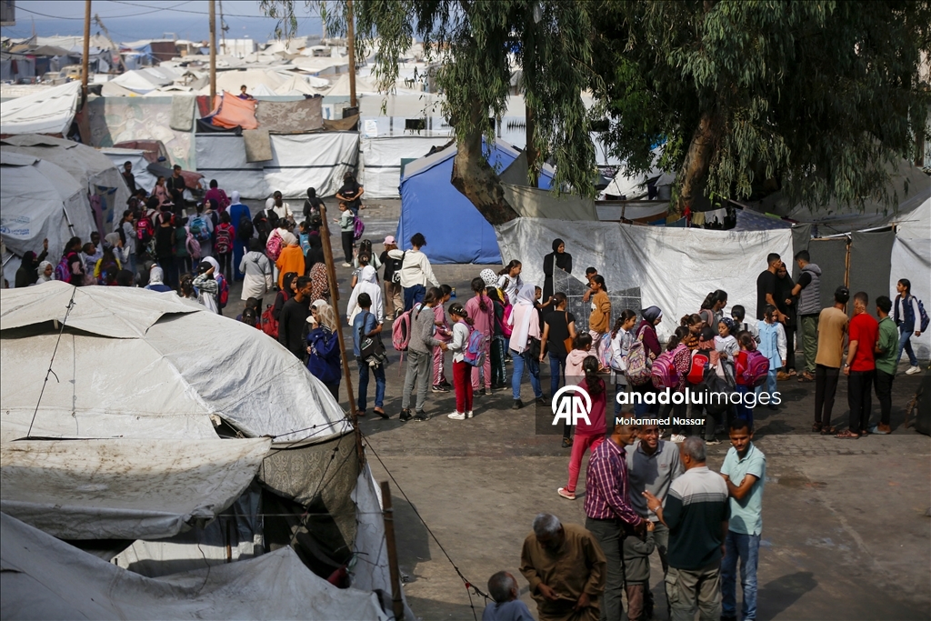 Gazze’de öğrenciler barınma merkezine dönüşen okullarda eğitim hayatına dönmeye çalışıyor