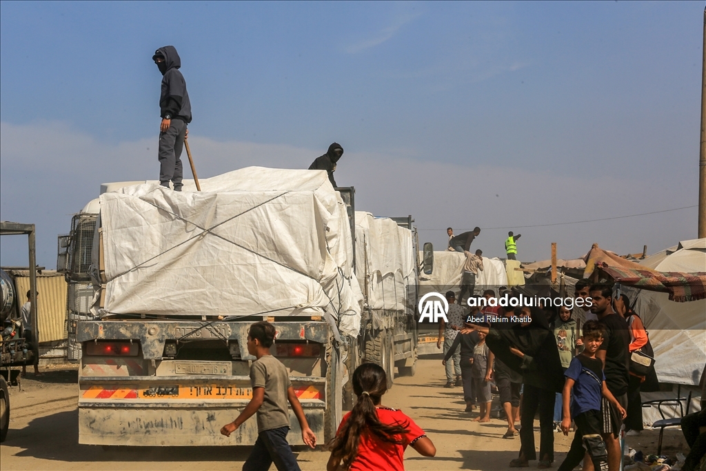 Грузовики с гуманпомощью въезжают в Газу по условиям перемирия