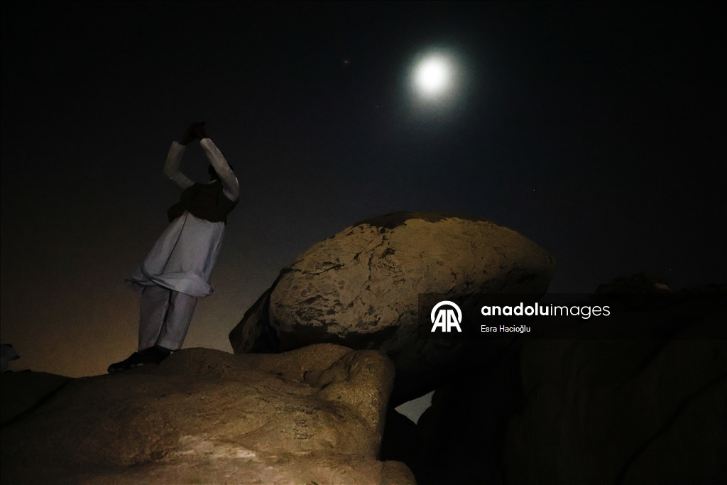 على خطى النبي.. مسلمون في رحلة روحية من مكة إلى المدينة