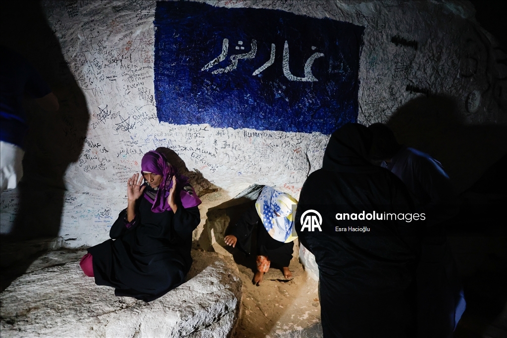 على خطى النبي.. مسلمون في رحلة روحية من مكة إلى المدينة