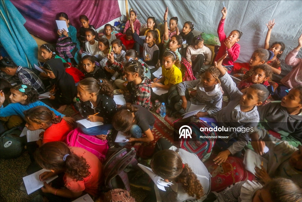 Gazze’de öğrenciler barınma merkezine dönüşen okullarda eğitim hayatına dönmeye çalışıyor