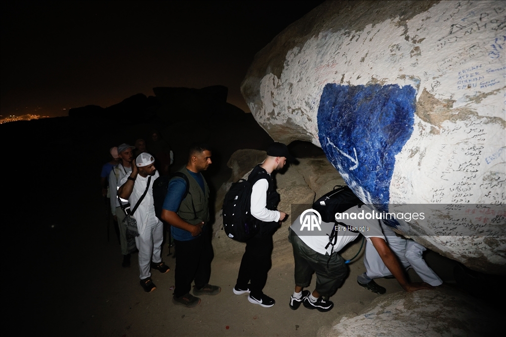 على خطى النبي.. مسلمون في رحلة روحية من مكة إلى المدينة