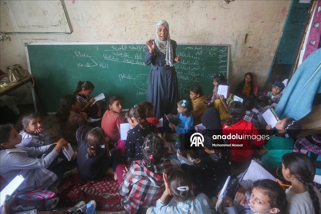 Gazze’de öğrenciler barınma merkezine dönüşen okullarda eğitim hayatına dönmeye çalışıyor