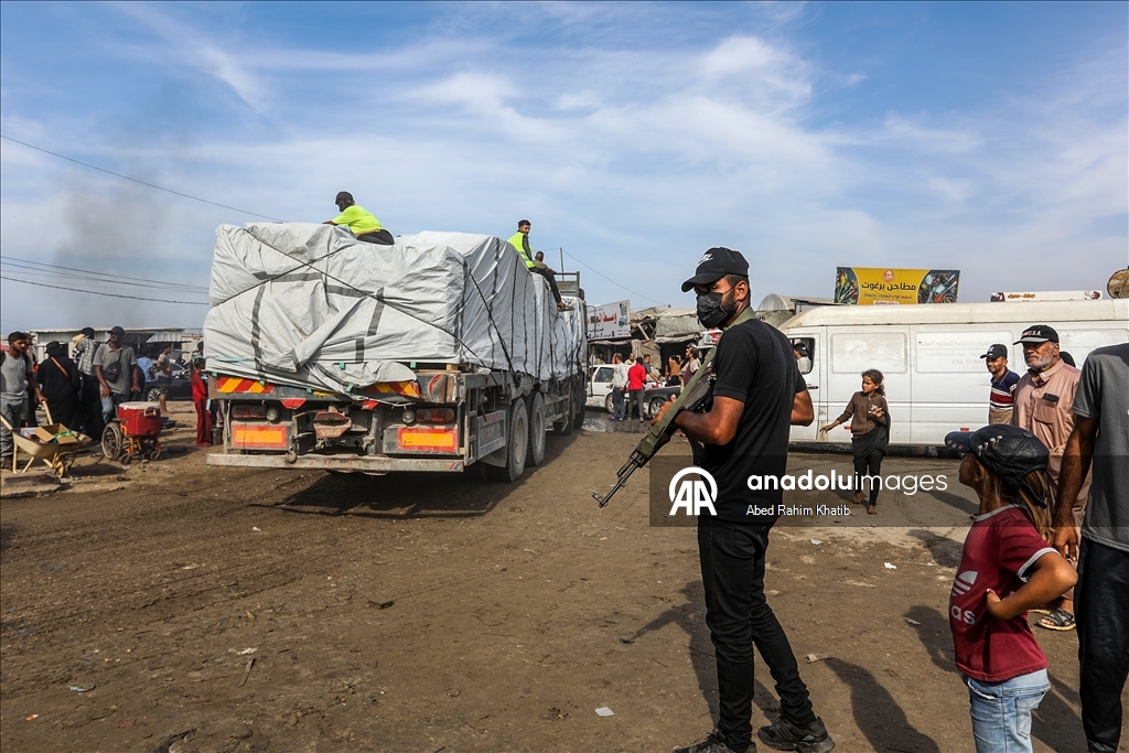 Грузовики с гуманпомощью въезжают в Газу по условиям перемирия