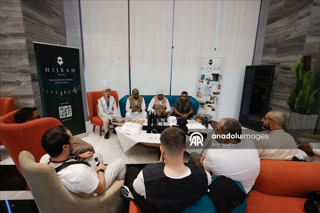 على خطى النبي.. مسلمون في رحلة روحية من مكة إلى المدينة