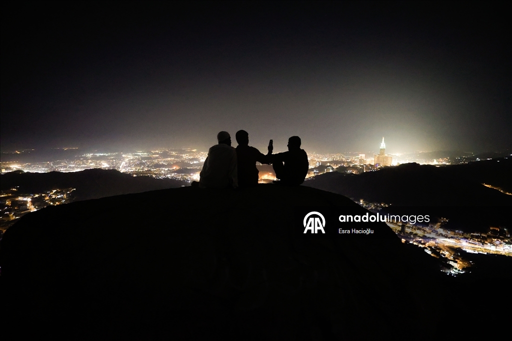 على خطى النبي.. مسلمون في رحلة روحية من مكة إلى المدينة