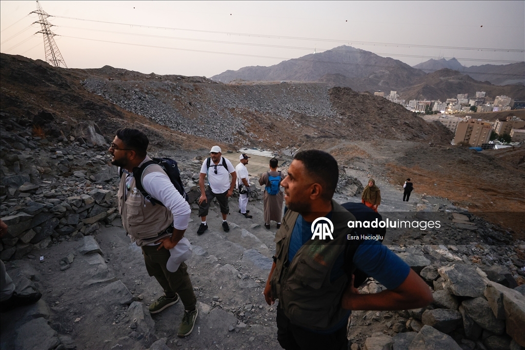 على خطى النبي.. مسلمون في رحلة روحية من مكة إلى المدينة