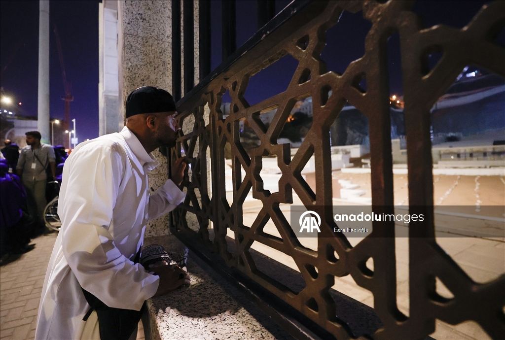 على خطى النبي.. مسلمون في رحلة روحية من مكة إلى المدينة