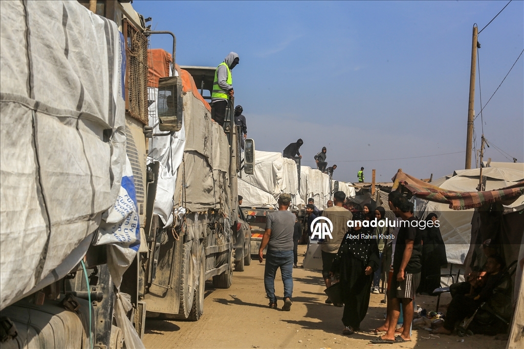 Грузовики с гуманпомощью въезжают в Газу по условиям перемирия