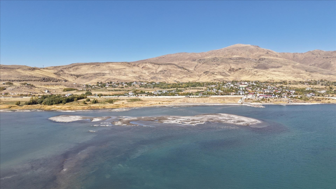 Van Gölü'nün çekilmesiyle asırlık iskelenin ayakları ortaya çıktı