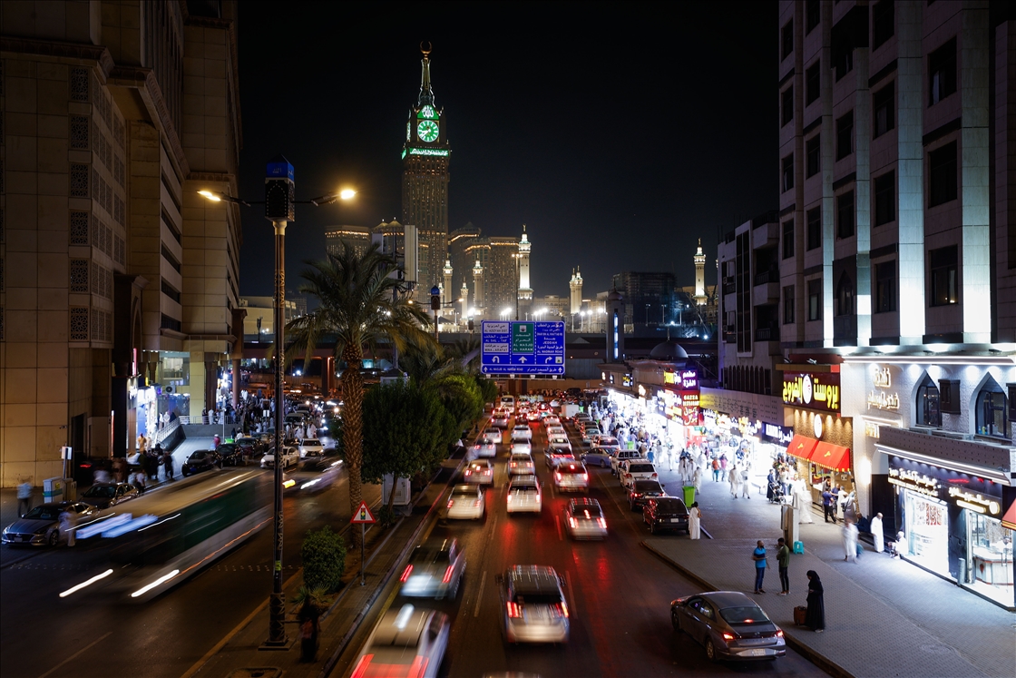 على خطى النبي.. مسلمون في رحلة روحية من مكة إلى المدينة