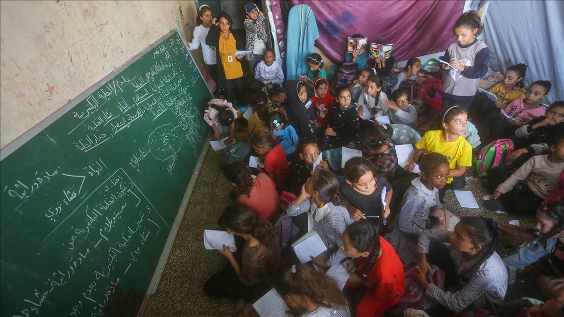 Gazze’de öğrenciler barınma merkezine dönüşen okullarda eğitim hayatına dönmeye çalışıyor