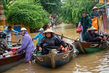 Число жертв наводнений и схода оползней во Вьетнаме возросло до 36 человек