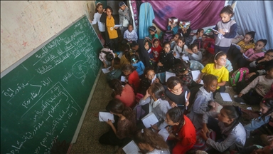 Gazze’de öğrenciler barınma merkezine dönüşen okullarda eğitim hayatına dönmeye çalışıyor