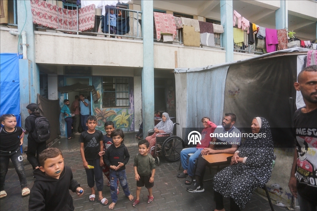 Дети в Газе пытаются вернуться к учебе в стенах разрушенных зданий