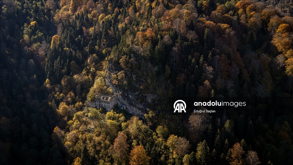 Исторические монастыри Сумела и Вазелон в Трабзоне окрасились в яркие тона осени