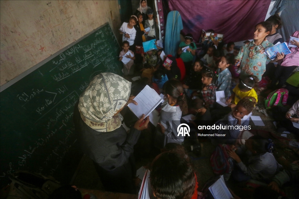 Дети в Газе пытаются вернуться к учебе в стенах разрушенных зданий