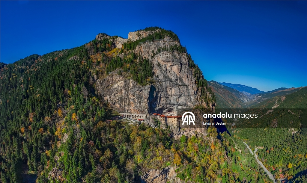 Исторические монастыри Сумела и Вазелон в Трабзоне окрасились в яркие тона осени