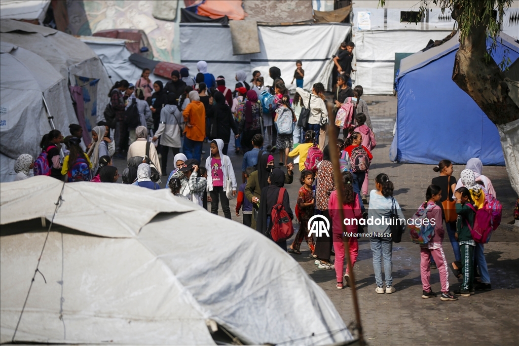 Дети в Газе пытаются вернуться к учебе в стенах разрушенных зданий
