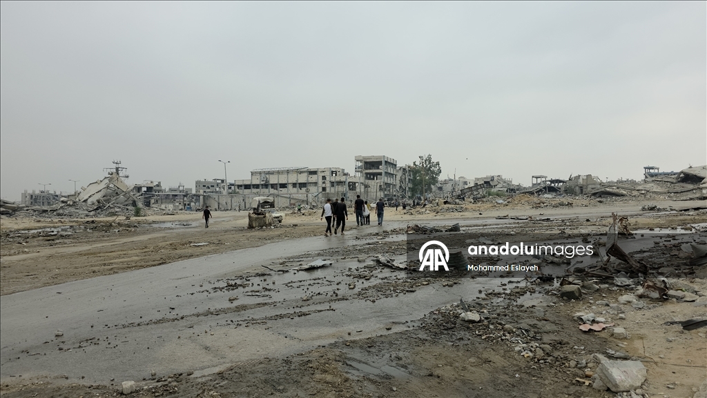 Разрушенная кольцевая развязка Бени-Сухейла и возвращение жителей в Хан-Юнусе