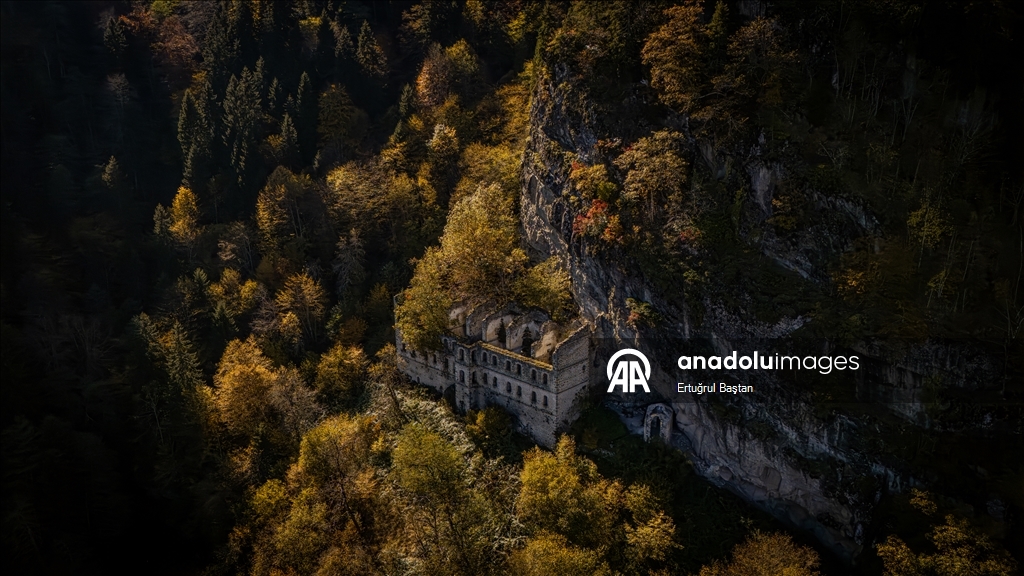 Исторические монастыри Сумела и Вазелон в Трабзоне окрасились в яркие тона осени