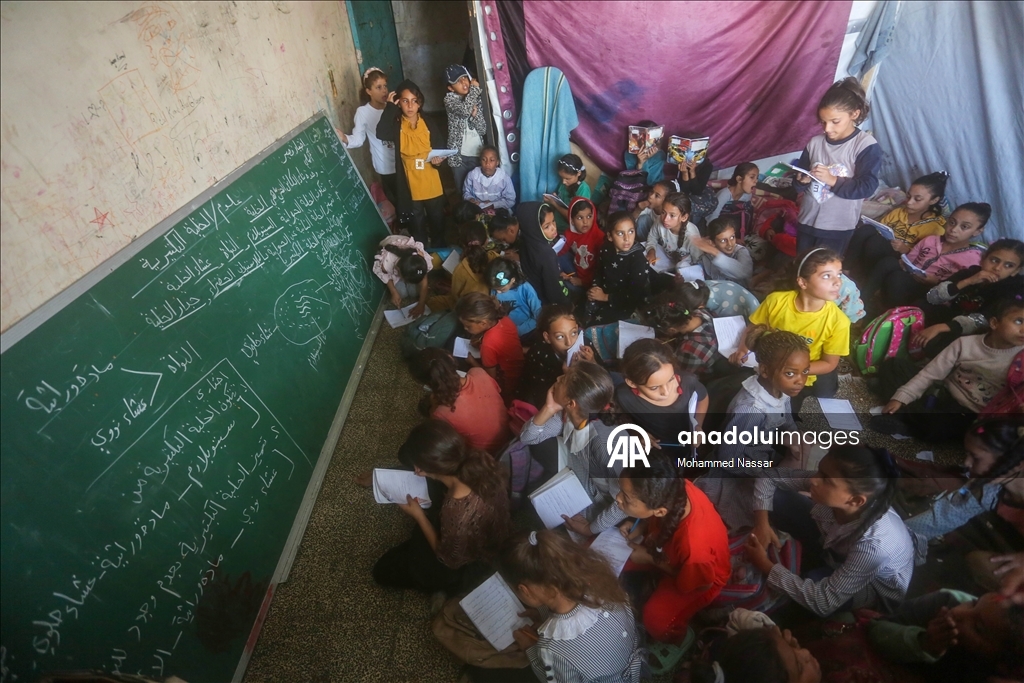Дети в Газе пытаются вернуться к учебе в стенах разрушенных зданий