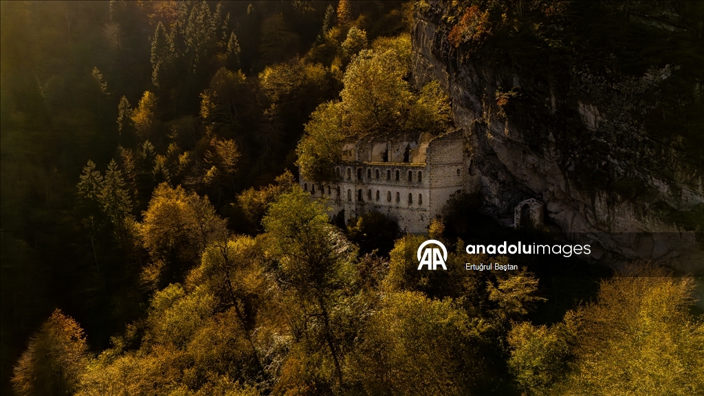 Исторические монастыри Сумела и Вазелон в Трабзоне окрасились в яркие тона осени