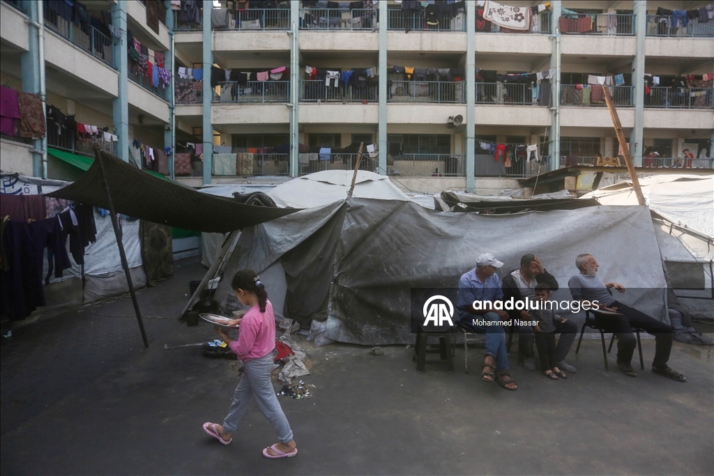 Дети в Газе пытаются вернуться к учебе в стенах разрушенных зданий