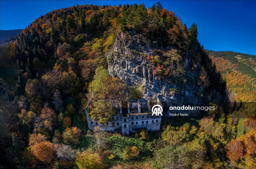 Исторические монастыри Сумела и Вазелон в Трабзоне окрасились в яркие тона осени