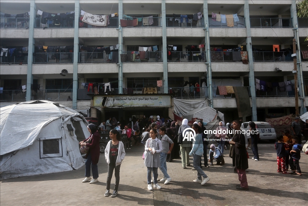 Дети в Газе пытаются вернуться к учебе в стенах разрушенных зданий