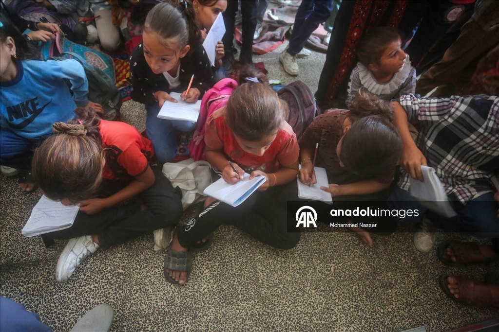 Дети в Газе пытаются вернуться к учебе в стенах разрушенных зданий