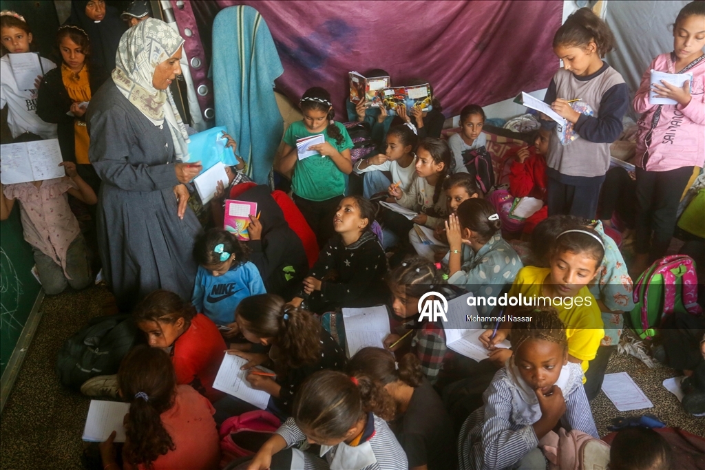 Дети в Газе пытаются вернуться к учебе в стенах разрушенных зданий