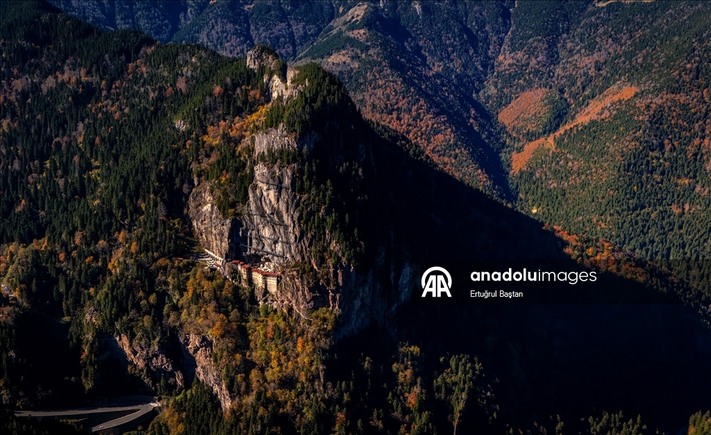 Исторические монастыри Сумела и Вазелон в Трабзоне окрасились в яркие тона осени