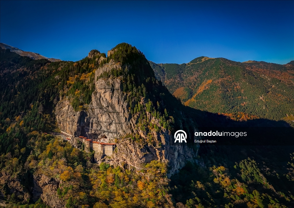 Исторические монастыри Сумела и Вазелон в Трабзоне окрасились в яркие тона осени