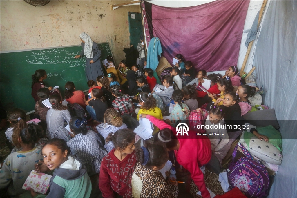 Дети в Газе пытаются вернуться к учебе в стенах разрушенных зданий