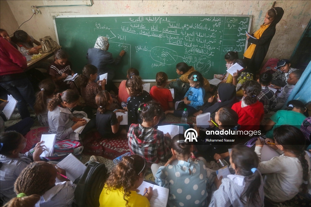 Дети в Газе пытаются вернуться к учебе в стенах разрушенных зданий