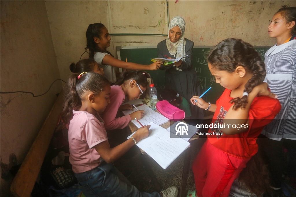 Дети в Газе пытаются вернуться к учебе в стенах разрушенных зданий