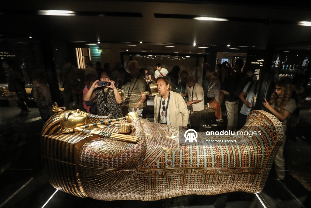 Büyük Mısır Müzesi'nde Tutankamon'un altından yapılmış tabutu sergilendi