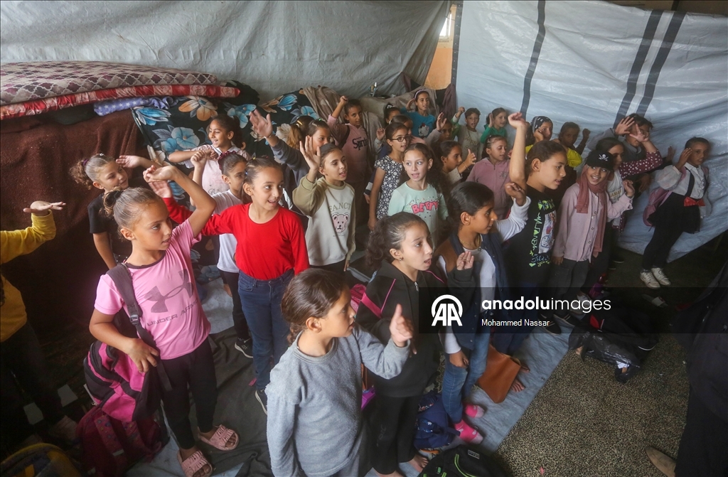 Дети в Газе пытаются вернуться к учебе в стенах разрушенных зданий