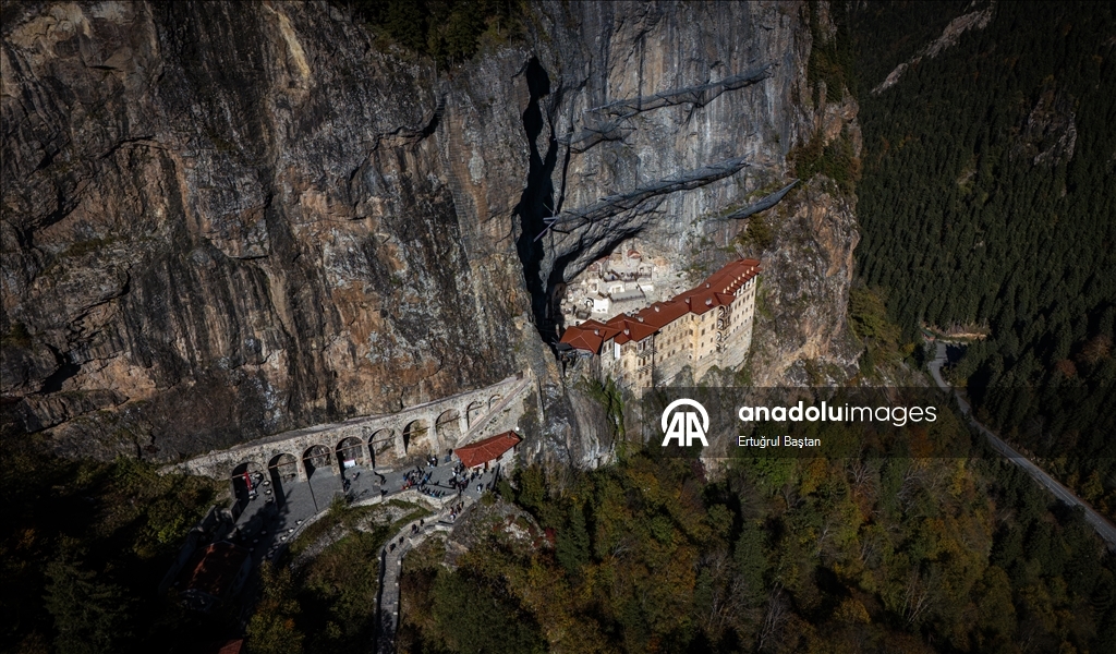 Исторические монастыри Сумела и Вазелон в Трабзоне окрасились в яркие тона осени