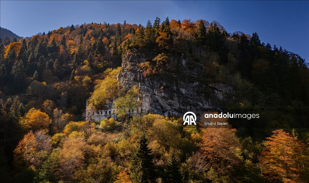 Исторические монастыри Сумела и Вазелон в Трабзоне окрасились в яркие тона осени
