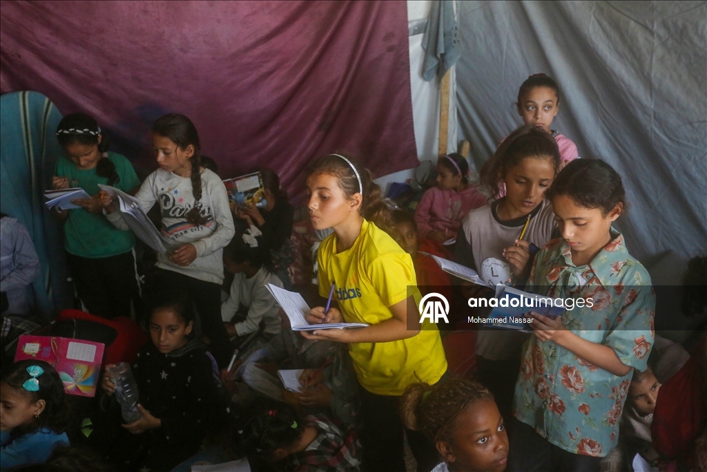 Дети в Газе пытаются вернуться к учебе в стенах разрушенных зданий